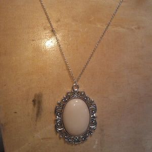 Beautiful antique looking necklace and earrings